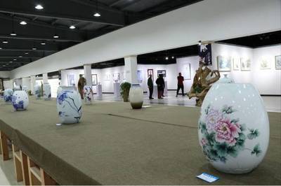 景德鎮(zhèn)陶瓷大學客座教授鄭海鷗率團赴贛開展書畫交流活動